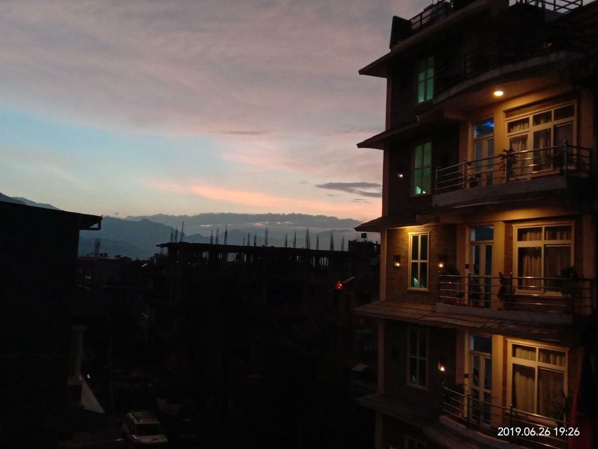 Hotel Aarjan And Restaurant Pokhara Exteriör bild